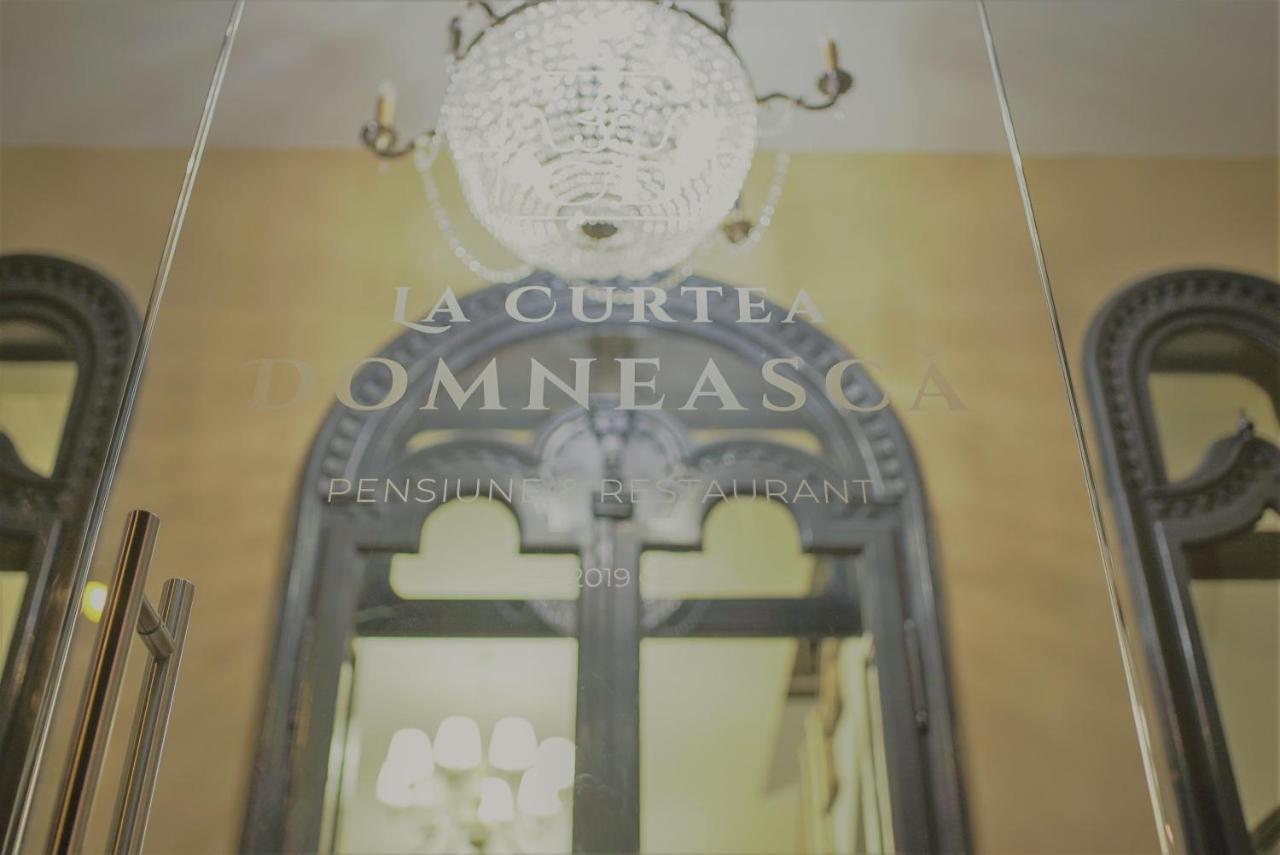 Hotel La Curtea Domneasca Piatra Neamţ Exteriér fotografie